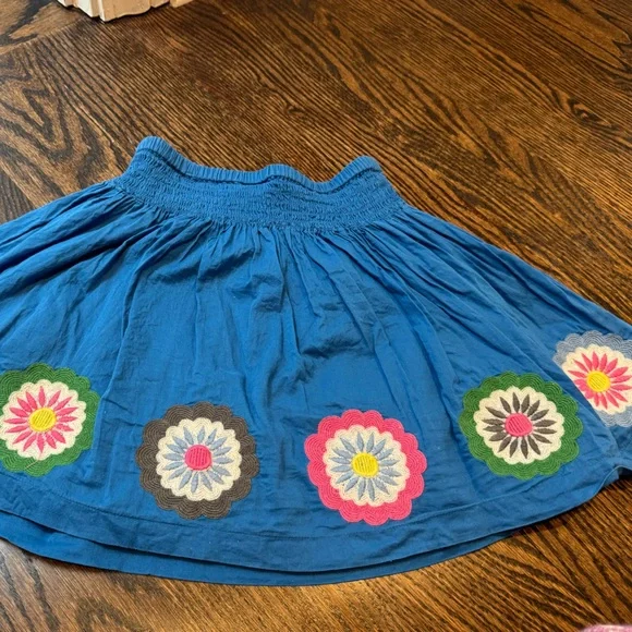 Mini Boden 5-6 blue embroidered skirt medallions - Picture 2 of 10